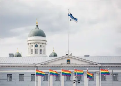  ?? FOTO: JUSSI HELLSTEN/HELSINGFOR­S STAD ?? Ta en picknick i parken, så hittar Helsinki Prides kamera dig. Så är lördagens prideparad tänkt att gå av stapeln. Paraden sänds direkt på internet.