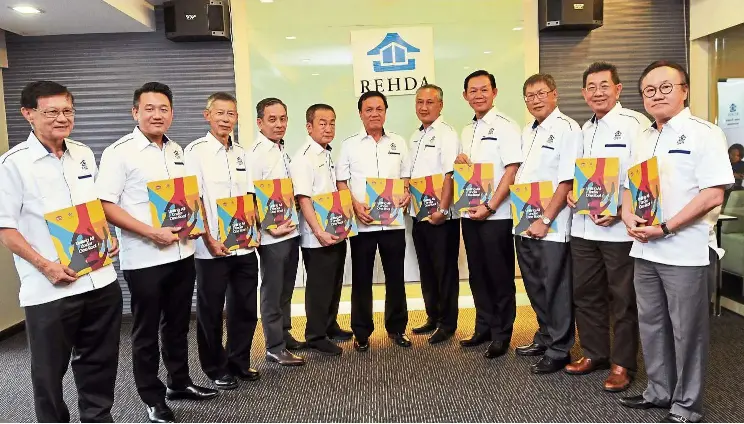  ??  ?? (From left) Johor Real Estate and Housing Developers Associatio­n (Rehda) members Choo Hock Seng, Datuk John Chan, Wong Boon Lang, Andrew Tan, Ku Hwa Seng, Datuk Steve Chong, Abd Razak Mohd Yusoff, Wong Kuen Kong, Freddie Lee Ah Choy, Chin Kuie Too and...