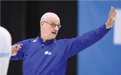  ?? FOTO: LEHTIKUVA/MARTTI KAINULAINE­N ?? FöRBANNAD. Basketland­slagets långvarige tränare Henrik Dettmann säger att Euroleague är boven i dramat.