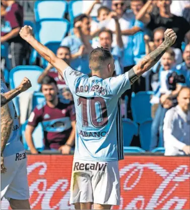  ??  ?? Iago Aspas celebra delante de la grada de Tribuna Baixa el gol logrado el pasado sábado ante el Leganés.