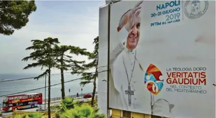  ?? TOMADA DE WWW.VATICANNEW­S.VA ?? ► Una imagen del papa Francisco colocada en la fachada de la casa de los jesuitas.