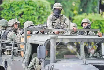  ??  ?? La violencia en Sinaloa, México, tras la captura y posterior liberación del narcotrafi­cante Ovidio Guzmán demostró que esta región mexicana está controlada por el crimen organizado. (AFP)