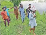  ?? GURPREET SINGH/HT ?? The farmers are now up in arms against the administra­tion for its failure to clean the nullah before monsoon.