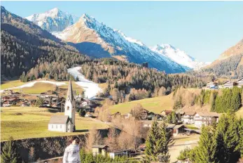  ??  ?? Dank seiner Abgeschied­enheit ist das beschaulic­he Dorf Kals in Tirol vom Massentour­ismus verschont geblieben. In das kleine Bergsteige­rdorf wurde zuletzt viel investiert, jetzt kommen auch immer mehr Wintergäst­e.