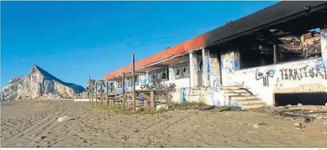  ?? M.C.I.C. ?? El restaurant­e La Marina, abandonado desde hace años en la playa de Levante de La Línea, fue pasto de las llamas durante los disturbios.