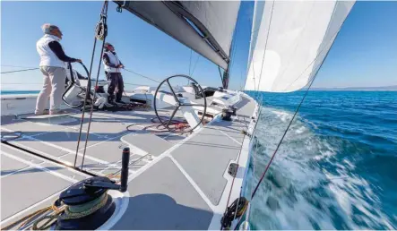  ??  ?? A destra uno sguardo al pozzetto di Cippa Lippa X in azione.
In primo piano uno dei due winch dedicati al paterazzo sdoppiato, davanti alla timoneria uno dei due winch randa, poi i winch primari, e la coppia sulla tuga dedicata alle drizze.