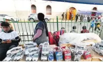  ?? ?? Tin cars made by inmates of the San Pedro prison are sold outside the prison in La Paz.