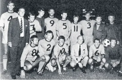  ??  ?? The Wolves side in Los Angeles, 1967, with numbers on their chests!