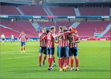  ??  ?? Los jugadores del Atlético hacen piña para celebrar un gol en el Wanda Metropolit­ano.