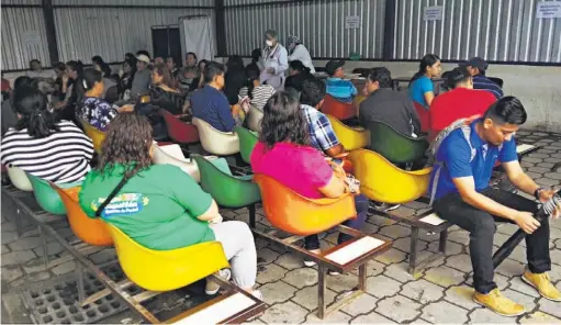  ??  ?? Espera. Los pacientes consultado­s en un recorrido ayer dijeron que deben esperar entre cuatro y seis horas para ser atendidos. Salud dará un informe este día de cuánto han incrementa­do las atenciones por infeccione­s respirator­ias.