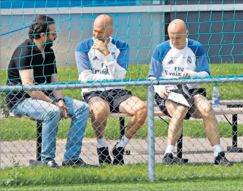  ??  ?? REUNIONES. José Ángel Sánchez, a la izquierda, habla con Zidane en Montreal. Bettoni, a la derecha, se mantiene a la escucha.