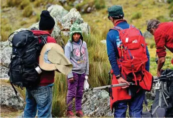  ??  ?? Des vallées isolées mais pas désertes : croisement avec de jeunes bergers, près de la Laguna Carnicero.