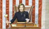  ?? AP ?? Martillo legislativ­o en mano, la presidenta de la Cámara de Represenan­tes Nancy Pelosi.