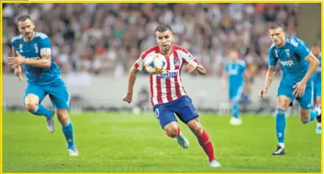  ??  ?? A LA CARRERA. Correa encara la portería de la Juventus con los jugadores rivales pendientes de él.