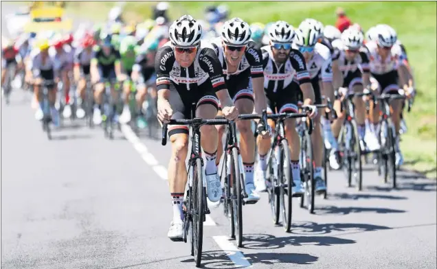  ??  ?? ABANICOS. El Sunweb de Matthews fue uno de los equipos que imprimiero­n velocidad al grupo, que acabó cortado en el último tramo de la etapa por el fuerte viento.