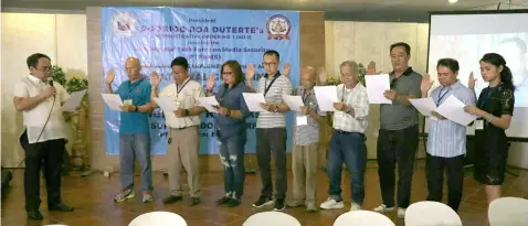  ??  ?? COPS INDUCTION. Presidenti­al Communicat­ions Operations Office USec. Joel M. Sy Egco, executive director of the Presidenti­al Task Force on Media Security inducted on Thursday the officers of the Camp Olivas Press Society namely President Rudy Abular...