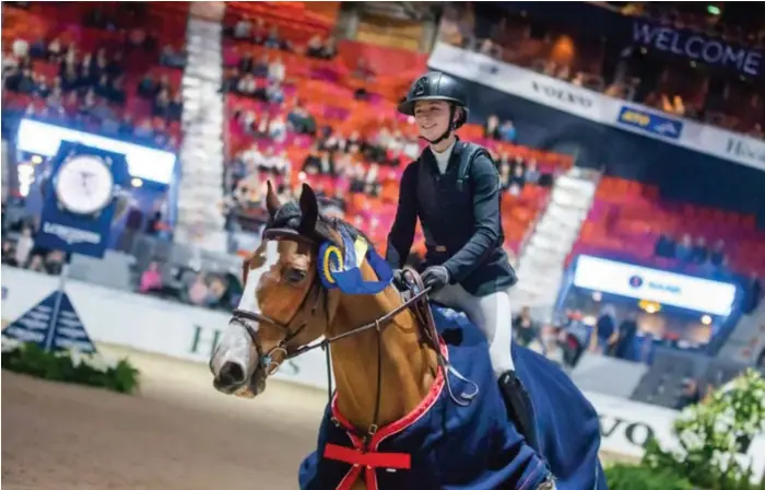  ?? FOTO: ROLAND THUNHOLM ?? KORADES SOM VINNARE. Cora Hirn och Bluffing Spirit vann klassen Morgondage­ns vinnare under Göteborg horse show i Scandinavi­um.