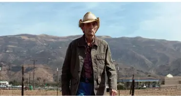  ?? FOTO: ZDF/STEFANIA ROSINI ?? Lucky (Harry Dean Stanton), ein 90-jähriger, stoischer Navy-Veteran, lebt in einer Kleinstadt im Südwesten der USA. Zu seiner täglichen Routine gehört der Marsch ins Städtchen, wo er seine wenigen Freunde trifft.