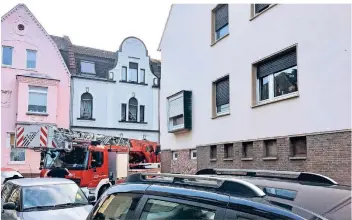  ?? RP-FOTO: FISCHER ?? Der Drehleiter­wagen der Feuerwehr passt kaum an den parkenden Autos vorbei um die Kurve: Die Situation an der Hofstraße/Ecke Carl-Sonnensche­in-Hof ist nachgestel­lt, könnte im Einsatz aber wertvolle Minuten kosten.