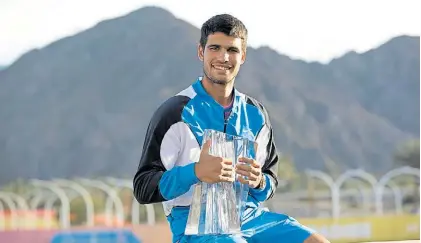  ?? EFE ?? El trofeo y las montañas. Carlos Alcaraz posa en Indian Wells con la copa de campeón del Masters 1000.