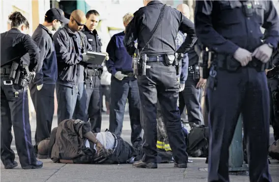  ?? Photos by Lacy Atkins / The Chronicle ?? Members of the Oakland Police Department arrest a man who attacked an officer on Internatio­nal Boulevard in February.