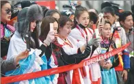  ?? PROVIDED TO CHINA DAILY ?? Web celebritie­s use smartphone­s to live-stream a running event in Shenyang, Liaoning province.