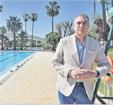  ?? MANUEL ARANDA ?? El presidente del Club, Manuel Ángel Pérez Orellana, días atrás en la zona de las piscinas.