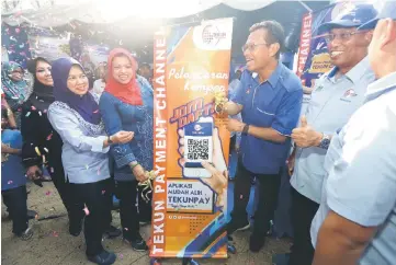  ??  ?? Shahrizat (third left) with Shabery (second right) launch TEKUNPay mobile applicatio­n campaign in conjunctio­n with the Women Entreprene­urs Carnival 2018 and Road To MAHA 2018 event at Kuala Kertih Beach. — Bernama photo