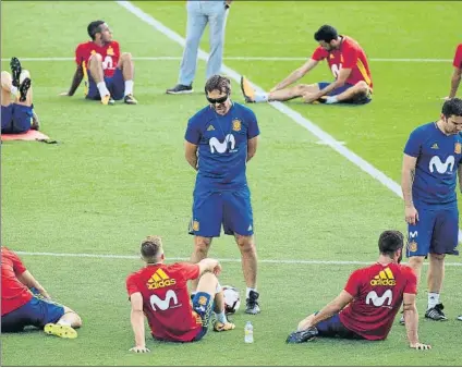  ?? FOTO: EFE ?? El selecciona­dor Julen Lopetegui conversa con sus jugadores durante el entrenamie­nto de ayer de la Roja en la Ciudad del Fútbol