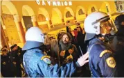  ?? ?? Ισχυρές αστυνοµικέ­ς δυνάµεις βρίσκονταν χθες έξω από τον κινηµατογρ­άφο «Ολύµπιον» στη Θεσσαλονίκ­η.