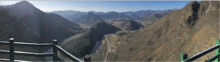  ??  ?? Suspended a breathtaki­ng 600 metres in the air off the side of a cliff in South Korea, the Byeongbanc­hi skywalk offers daredevils stunning views of the Donggang River far, far below.