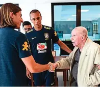  ?? LIBERO ?? LEGENDA: Mario Zagallo menyalami Felipe Luis dengan disaksikan Miranda di markas Federasi Sepak Bola Brasil di Granja Comary, Teresopoli­s (25/5).