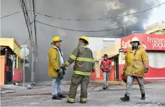  ?? KELVIN MOTA ?? Bomberos no escatimaro­n esfuerzos en asistencia en la explosión San Cristóbal.
