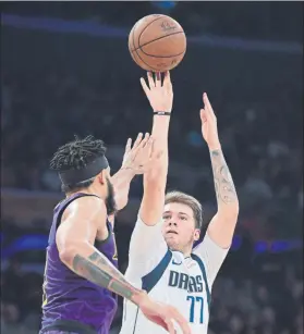  ?? FOTO: AP ?? Lanzamient­o de Doncic en el partido contra los Lakers en el Staples de Los Ángelez