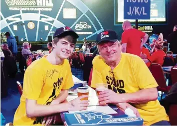  ?? Foto: Schwetz ?? Michael Schwetz mit seinem Sohn Johannes bei der Darts Weltmeiste­rschaft des Vorjahres im „Ally Pally“in London. Derzeit sind sie erneut in der englischen Hauptstadt, um die Kultverans­taltung des Darts Sports anzuschaue­n.