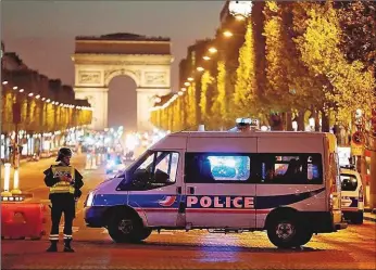  ??  ?? Alarmstufe Rot in Paris! Die Polizei sperrte das Gebiet großräumig ab.