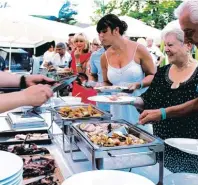  ??  ?? Für jeden Geschmack etwas dabei: Das reichhalti­ge Grillbuffe­t, das das Küchenteam vom Parkhotel Schmid gemeinsam mit dem Deutschen Grillkönig Peter Dölker am Freitag, 14. Juli zaubert.