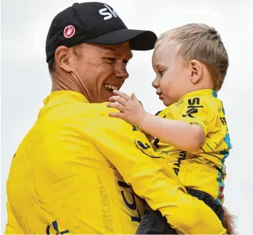  ?? Foto: Jeff Pachoud, afp ?? Zeit für die Familie: Bei der Siegerehru­ng des Tour Gewinners Chris Froome durfte Sohn Kellan nicht fehlen.