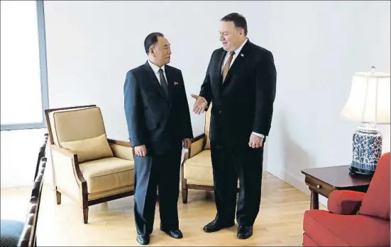  ?? MIKE SEGAR / REUTERS ?? El secretario de Estado, Mike Pompeo, con el general norcoreano Kim Yong Chol ayer en Nueva York