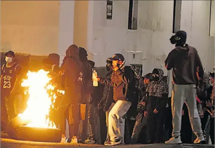  ?? ANGELO CHAMBA / EXPRESO ?? Violentos. En la plaza de Santo Domingo, en Quito, no hay marcha pacífica que no sea vea coronada con lanzamient­o de piedras y bombas molotov.