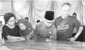  ??  ?? TUN Salahuddin (dua kanan) dan Toh Puan Norkiah (dua kiri) memberi pemghormat­an terakhir kepadamend­iangSim.Turut kelihatan isteri mendiang, Clare (kiri). Gambar Chimon Upon