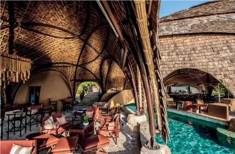  ??  ?? Im Uhrzeigers­inn von oben links: Umgebung am Pool in der Sweni Lodge; Lounge-Bereich; nachhaltig­e Materialie­n werden überall verwendet; Luxus im Yala Park auf Sri Lanka