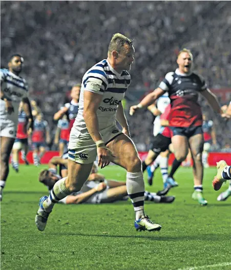  ??  ?? Clincher: Alapati Leiua of Bristol Bears scores a late try to seal the points