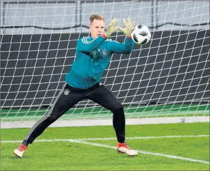  ?? / SRDJAN SUKI (EFE) ?? Ter Stegen, en el entrenamie­nto de Alemania de ayer en Düsseldorf.