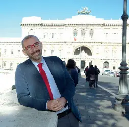  ??  ?? L’autore Dopo i saggi, le opere giuridiche e i suoi tre romanzi, nei suoi ultimi libri Carofiglio ha scelto la forma del pamphlet «civile»