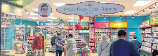  ?? CONTRIBUTE­D ?? A crowd of shoppers checks out Mikka Kaulback’s Sweet Tooth Candy Shoppe at its new location.