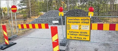  ?? FOTO: LINA ENLUND ?? STÄNGD. Olycksplan­korsningen i Skogby, där fyra människor miste livet i en krock mellan en rälsbuss och en militärlas­tbil, stängdes i torsdags.