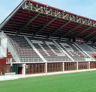  ??  ?? Sopra la Torre di Maratone e una delle tre scale elicoidali del Franchi. Sotto lo stadio Flaminio di Roma in abbandono da alcuni anni. In basso il Filadelfia di Torino, recuperato nel 2017 dopo anni di incuria