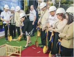  ?? ?? First Lady Louise “Liza” Araneta-Marcos, instrument­al in the funding support for the constructi­on of the College Law building of West Visayas State University, leads the groundbrea­king of the project on Thursday, Jan. 25.
