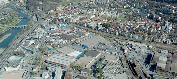  ??  ?? Coesistenz­a Una veduta aerea di Bolzano: in basso, la zona industrial­e, in alto, al di là della ferrovia, il quartiere di Oltrisarco. In basso, il sindaco Caramaschi al lavoro con l’assessora Lorenzini e un tecnico